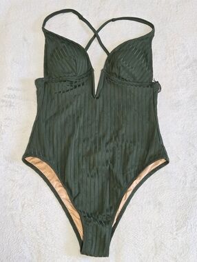 NWT - Shade & Shore Women's Ribbed Plunge Front V-Wire One Piece Swimsuit - Med